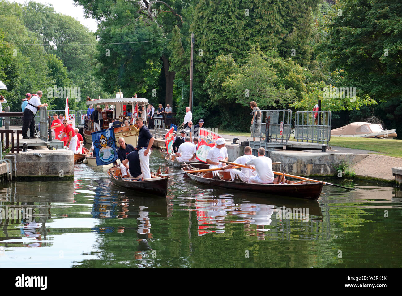 Hurley, Berkshire, Großbritannien. 17. Juli, 2019. Der Schwan Oberteil lassen Hurley Schloss am Tag drei der Swan Upping 2019. Eine Woche lang Umfrage der die Schwäne auf der Themse, von Sunbury in Surrey, Abingdon in Oxfordshire. Die Royal Swan Oberteil, der die Scarlet uniform von Ihrer Majestät der Königin, Reisen in traditionellen Rudern skiffs tragen zusammen mit Swan Oberteil von der Winzer und Dyers' Livery unternehmen. Credit: Julia Gavin/Alamy leben Nachrichten Stockfoto