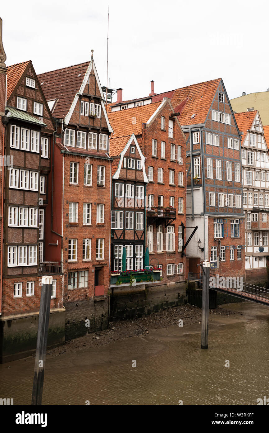 Historische Gebäude an der Deichstraße auf der Nikolaifleet in Hamburg. Die Deichstraße ist die älteste noch erhaltene Straße in der Altstadt. Stockfoto