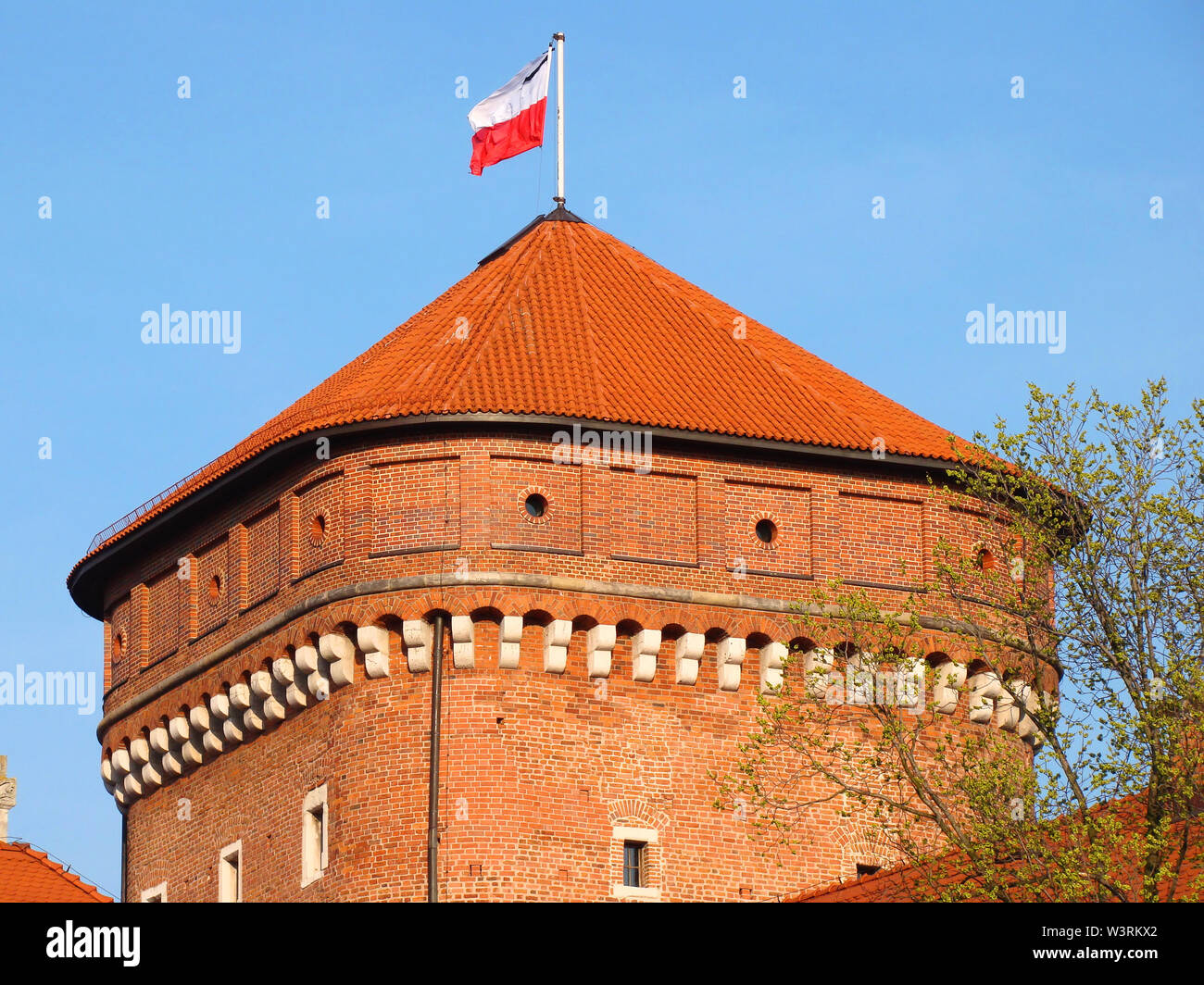 Wawel Royal Castle Tower mit polnischen Fahne mit schwarzem Band Trauer nach dem Tod des Präsidenten Stockfoto