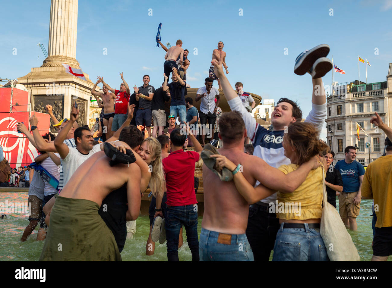 LONDON, Großbritannien - 14 Juli, 2019: ekstatische Fans in den Brunnen am Trafalgar Square feiern nach Englands Sieg in der ICC Cricket World Cup Stockfoto