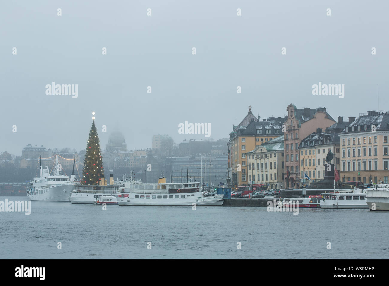 Schöne Winterlandschaft Panorama der Altstadt (Gamla Stan), Pier Architektur dekoriert mit glänzenden Xmas Tree der größte in der Welt zu Weihnachten. Stockfoto