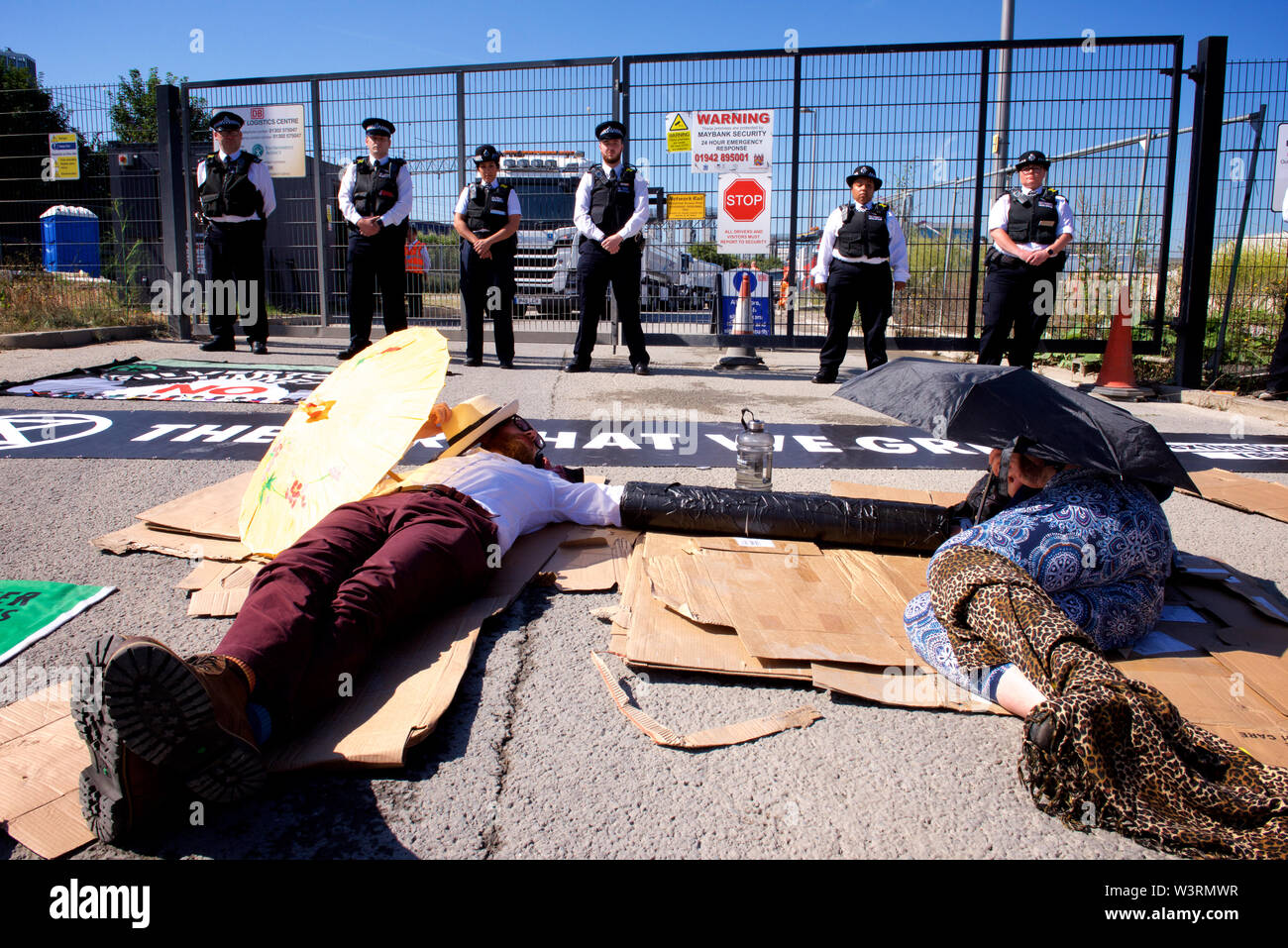 London, Großbritannien. 16. Juli, 2019. Aussterben Rebellion in London. London, Großbritannien. 16. Juli, 2019. Protest am Standort der vorgeschlagenen konkreten Werk in East London Credit: Gareth Morris/Alamy leben Nachrichten Stockfoto
