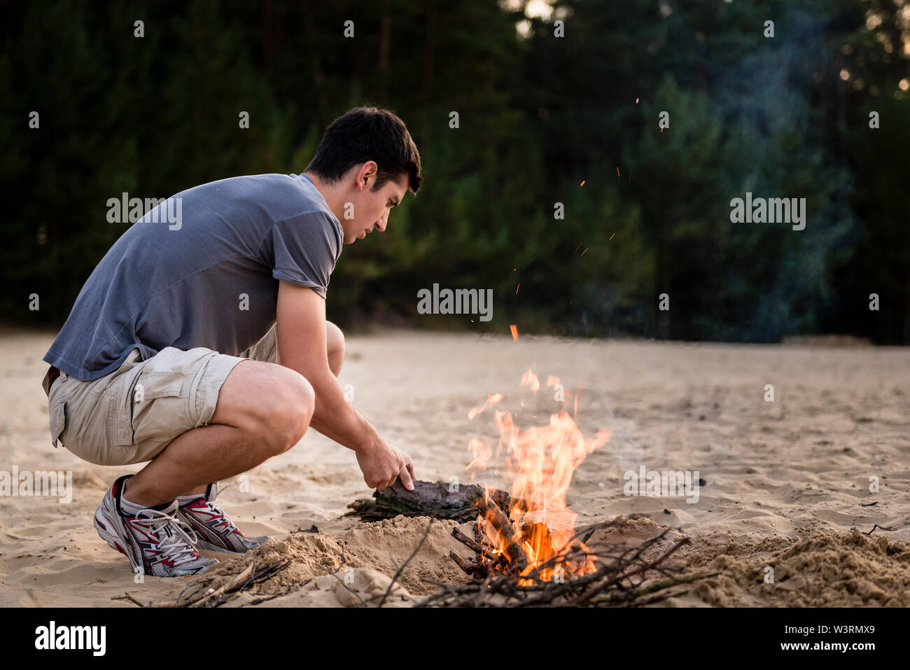 Mann Vorbereitung Lagerfeuer Stockfoto
