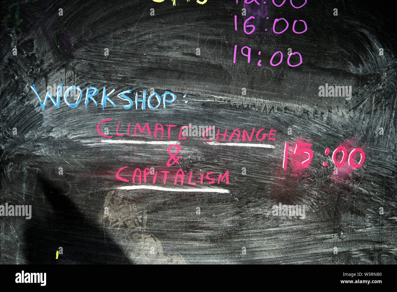 16. Juli 2019. Aussterben Rebellion in Waterloo und Gärten. Blackboard Auflistung Workshops einschließlich "Klimawandel und Kapitalismus". Stockfoto