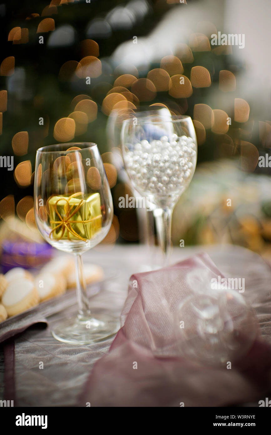Geschenk in ein leeres Weinglas. Stockfoto