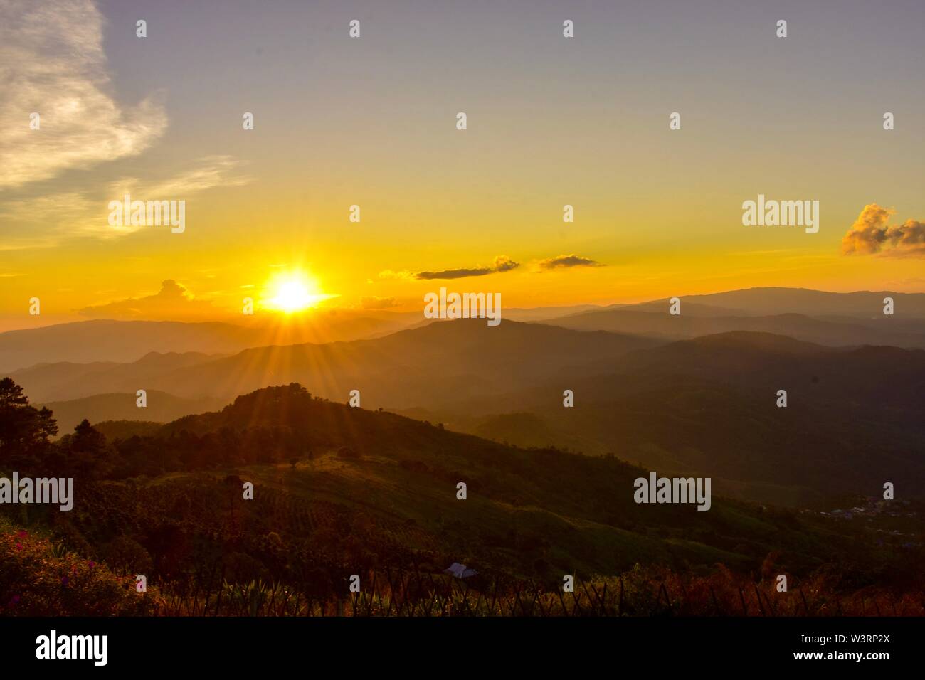 Sonnenuntergang am Doi Chang mub Mae Fa Luang Chiang Rai Thailand. Stockfoto