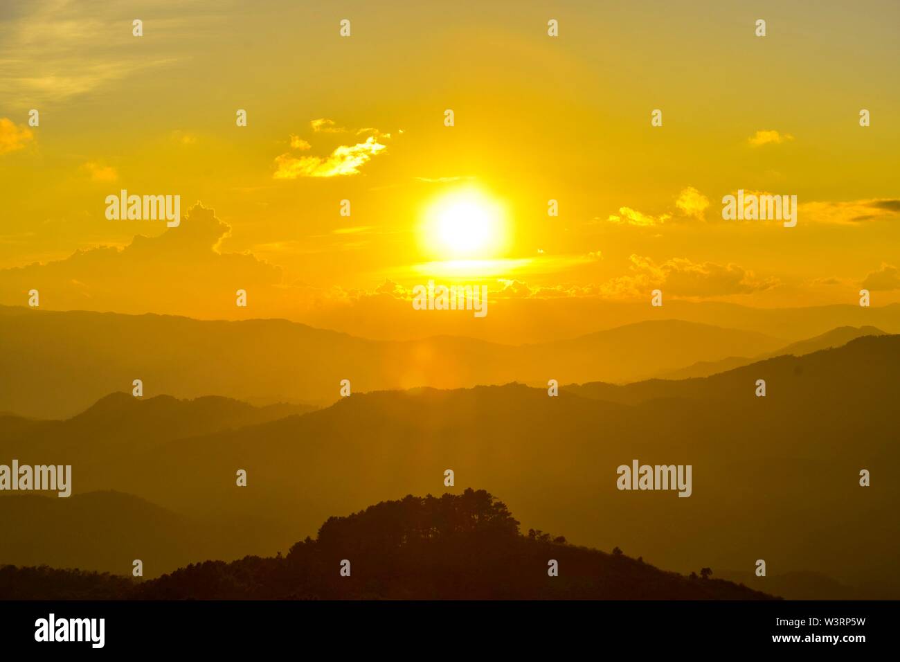 Sonnenuntergang am Doi Chang mub Mae Fa Luang Chiang Rai Thailand. Stockfoto