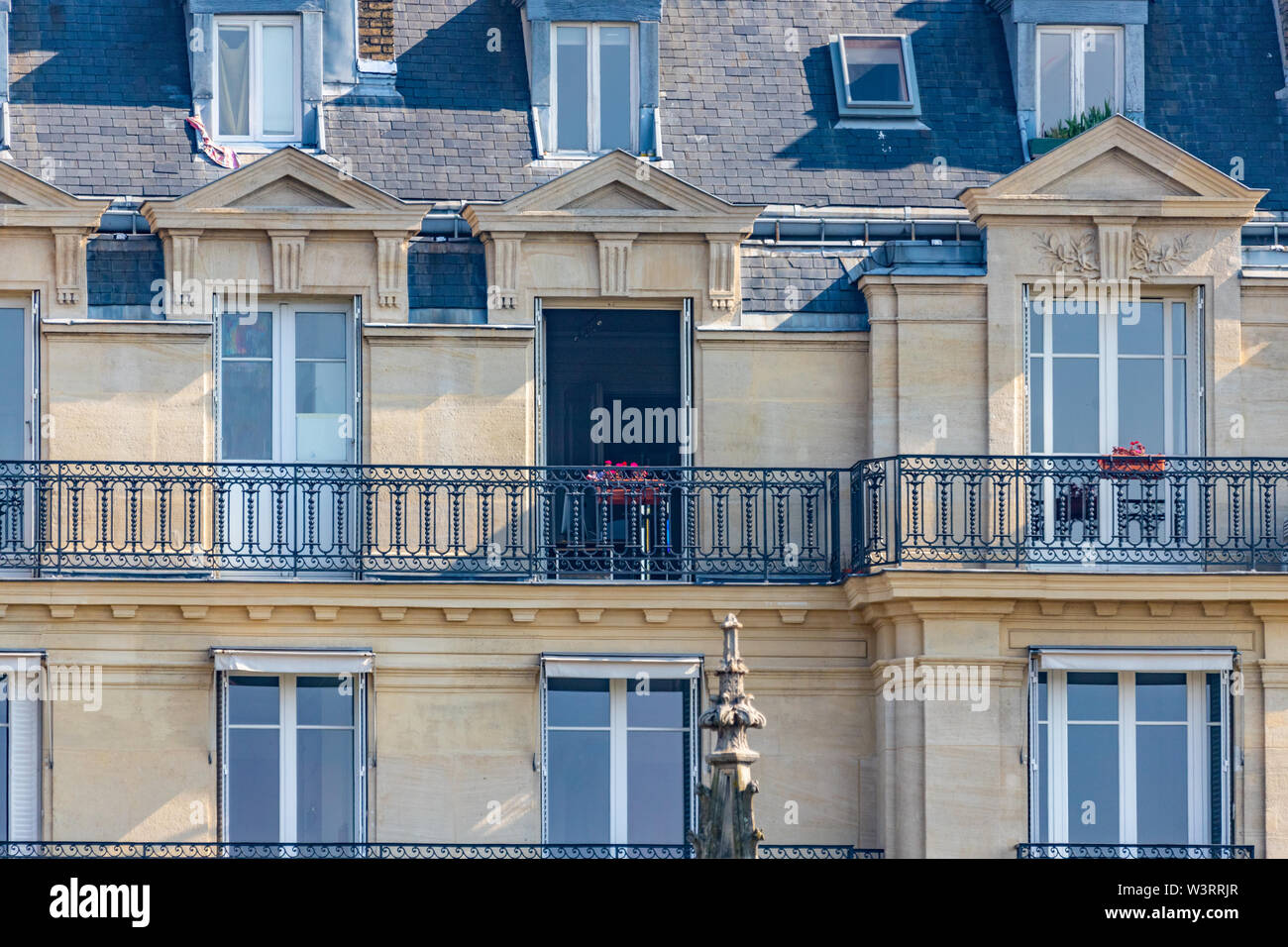 Paris, Frankreich, Gebäude mit Blumen in den Töpfen auf dem Balkon Stockfoto