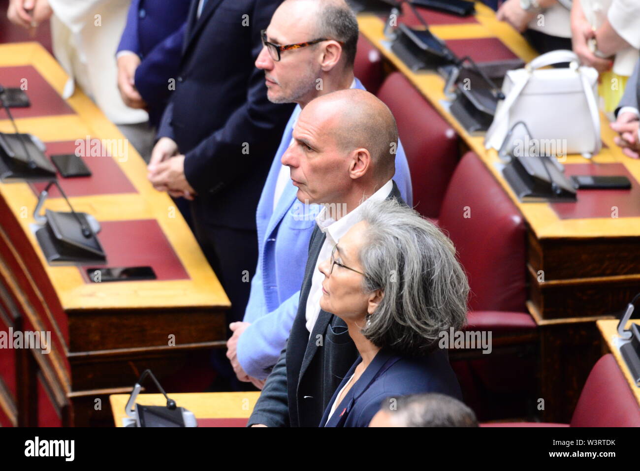 Athen, Griechenland. 17. Juli, 2019. Yanis Varoufakis (Mitte) Zurück zum griechischen Parlament mit seiner Partei Mera 25 für den Schwur Zeremonie. Credit: Dimitrios Karvountzis/Pacific Press/Alamy leben Nachrichten Stockfoto