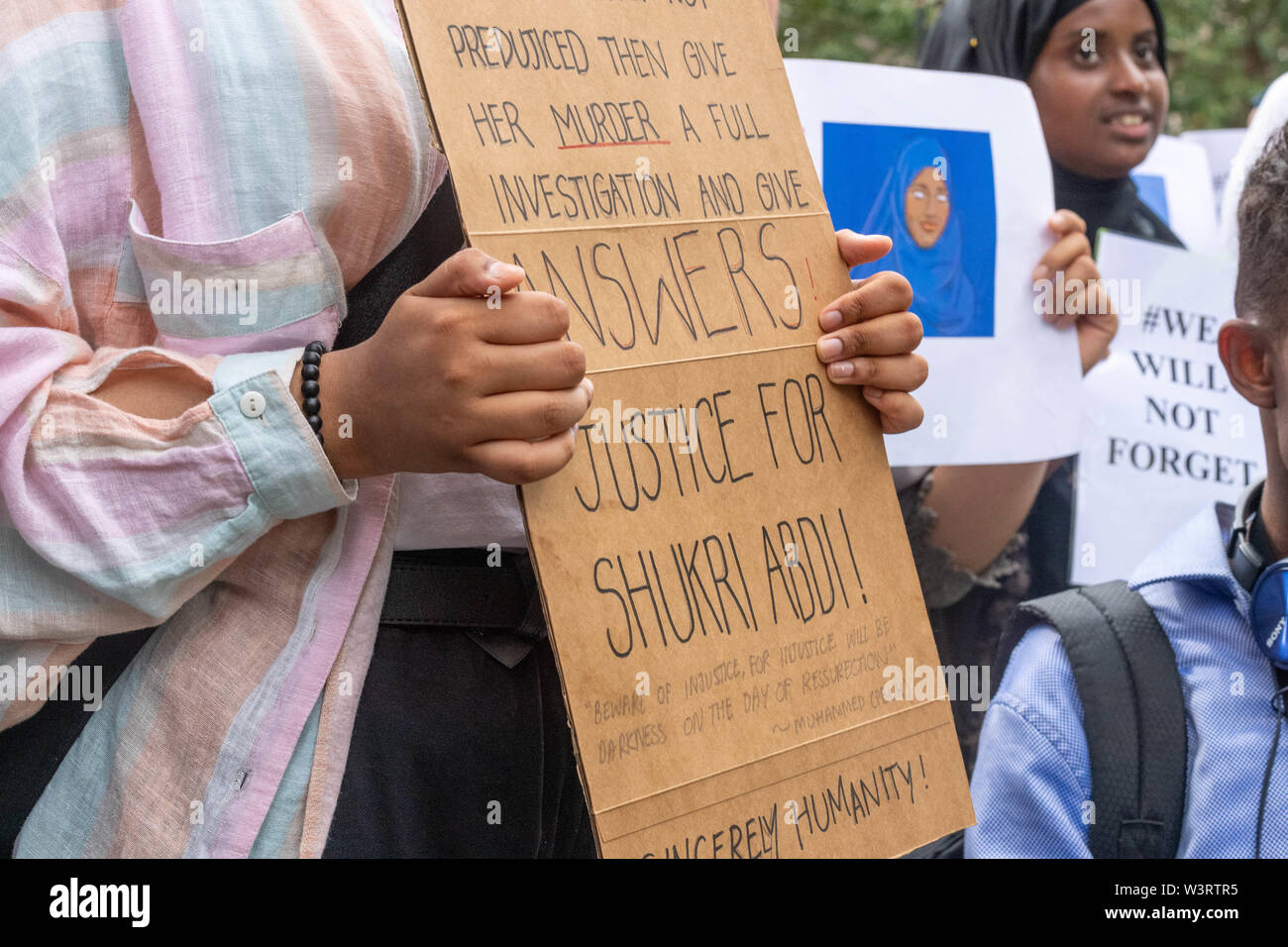 London, 17. Juli 2019 ein Protest in Whitehall abgehalten wurde das Bewusstsein für den Tod von 12 Jahre alten Shukri Abdi in Bury, Greater Manchester, Greater Manchester Polizei Demonstranten Schuld für nicht angemessen untersucht den Tod oder die Ansprüche von Mobbing, dass die demonstranten Glauben bis zu ihrem Tod. Kredit Ian Davidson/Alamy leben Nachrichten Stockfoto