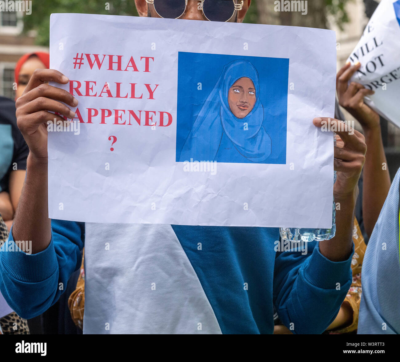 London, 17. Juli 2019 ein Protest in Whitehall abgehalten wurde das Bewusstsein für den Tod von 12 Jahre alten Shukri Abdi in Bury, Greater Manchester, Greater Manchester Polizei Demonstranten Schuld für nicht angemessen untersucht den Tod oder die Ansprüche von Mobbing, dass die demonstranten Glauben bis zu ihrem Tod. Kredit Ian Davidson/Alamy leben Nachrichten Stockfoto