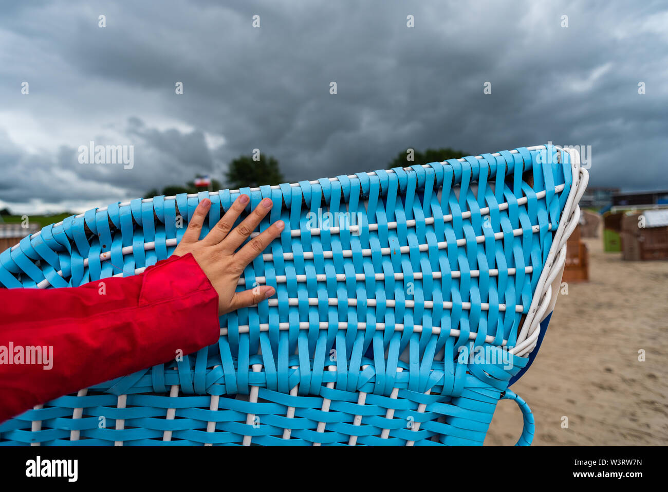 Liegen anders inszeniert am Strand in Dangast. Deutschland Stockfoto