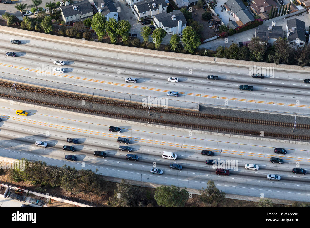 Luftaufnahme des Verkehrs auf der Autobahn 105 in der Nähe der Innenstadt von Los Angeles in Südkalifornien. Stockfoto