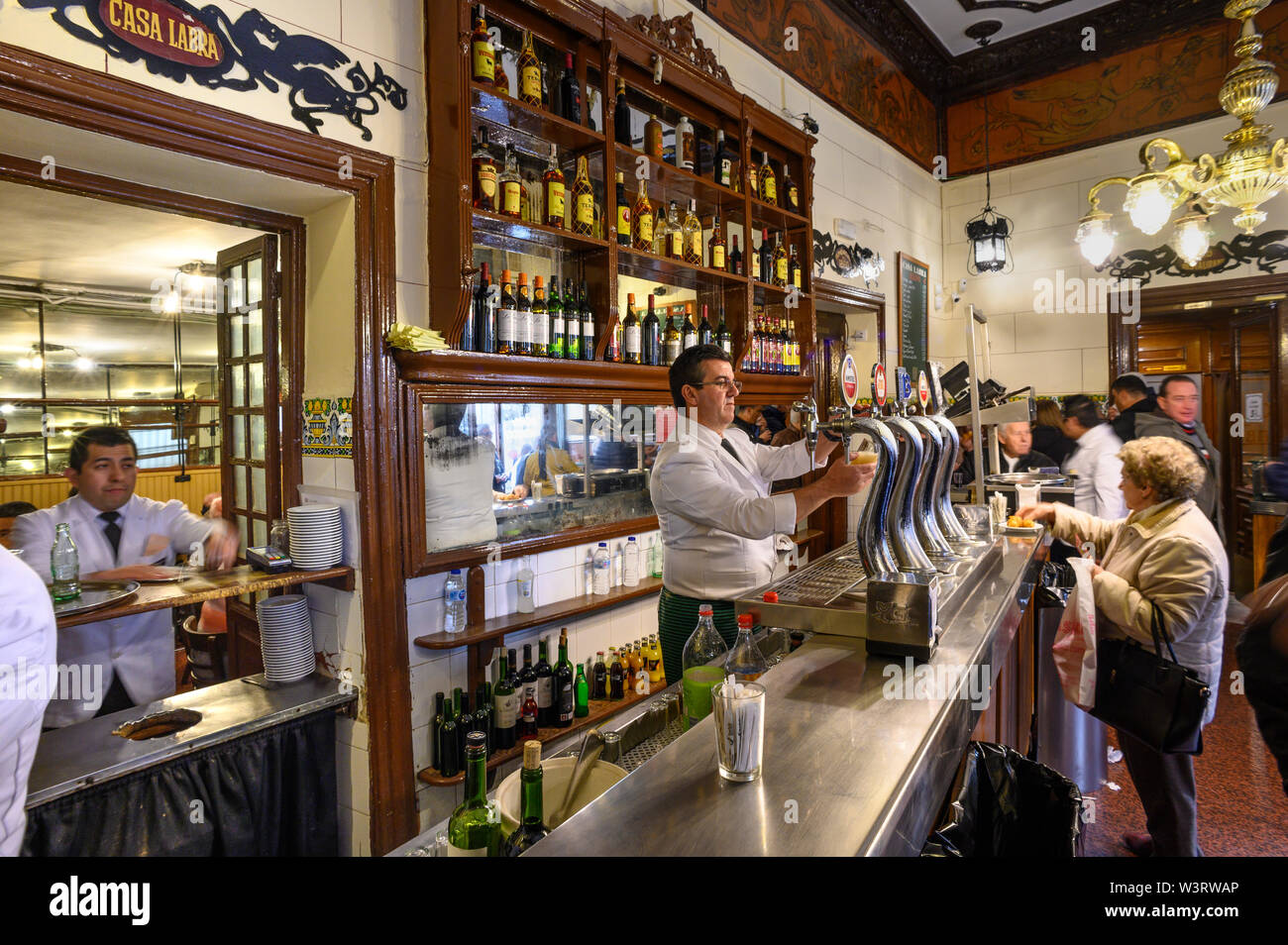 Die Menschen essen und trinken an der Bar in der Casa Labra eine berühmte alte Bar/Taverne in Bacalao und andere Tapas spezialisiert, in der Nähe der Puerta del Sol, in Stockfoto