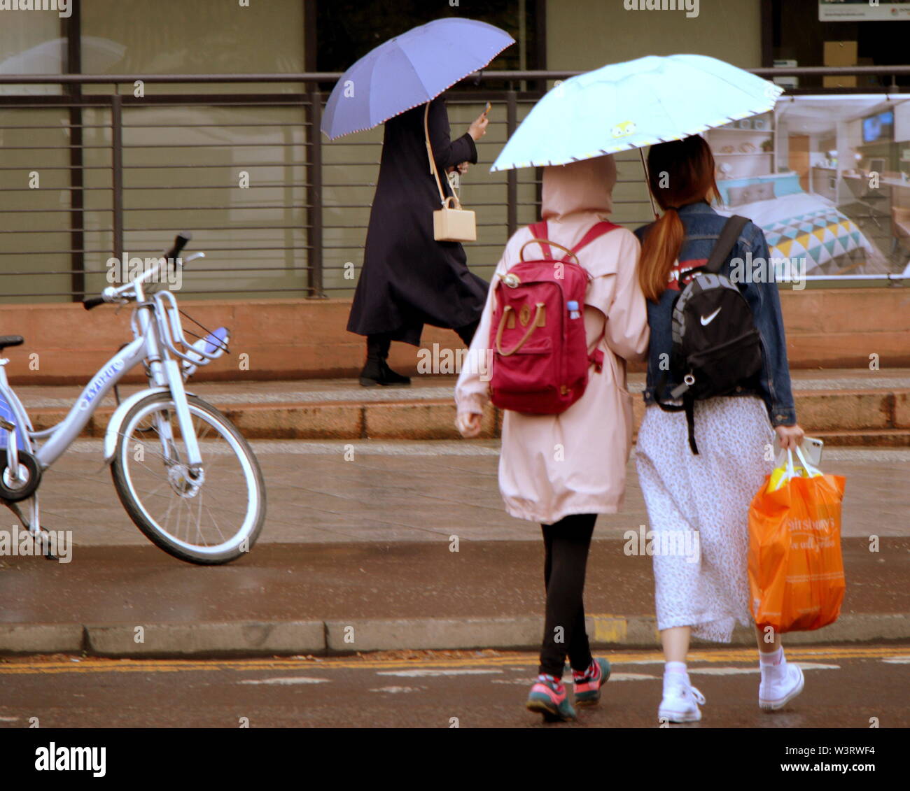 Glasgow, Schottland, Großbritannien, 17. Juli 2019. UK Wetter Wetter über der Stadt wie die Prognose Regen und Donner wird angezeigt, dass für ein paar Tage im Gegensatz zu den sonnigen Tag Wetter St. Swithin von Gestern vorhergesagt wird. Credit: Gerard Fähre / alamy Leben Nachrichten Stockfoto