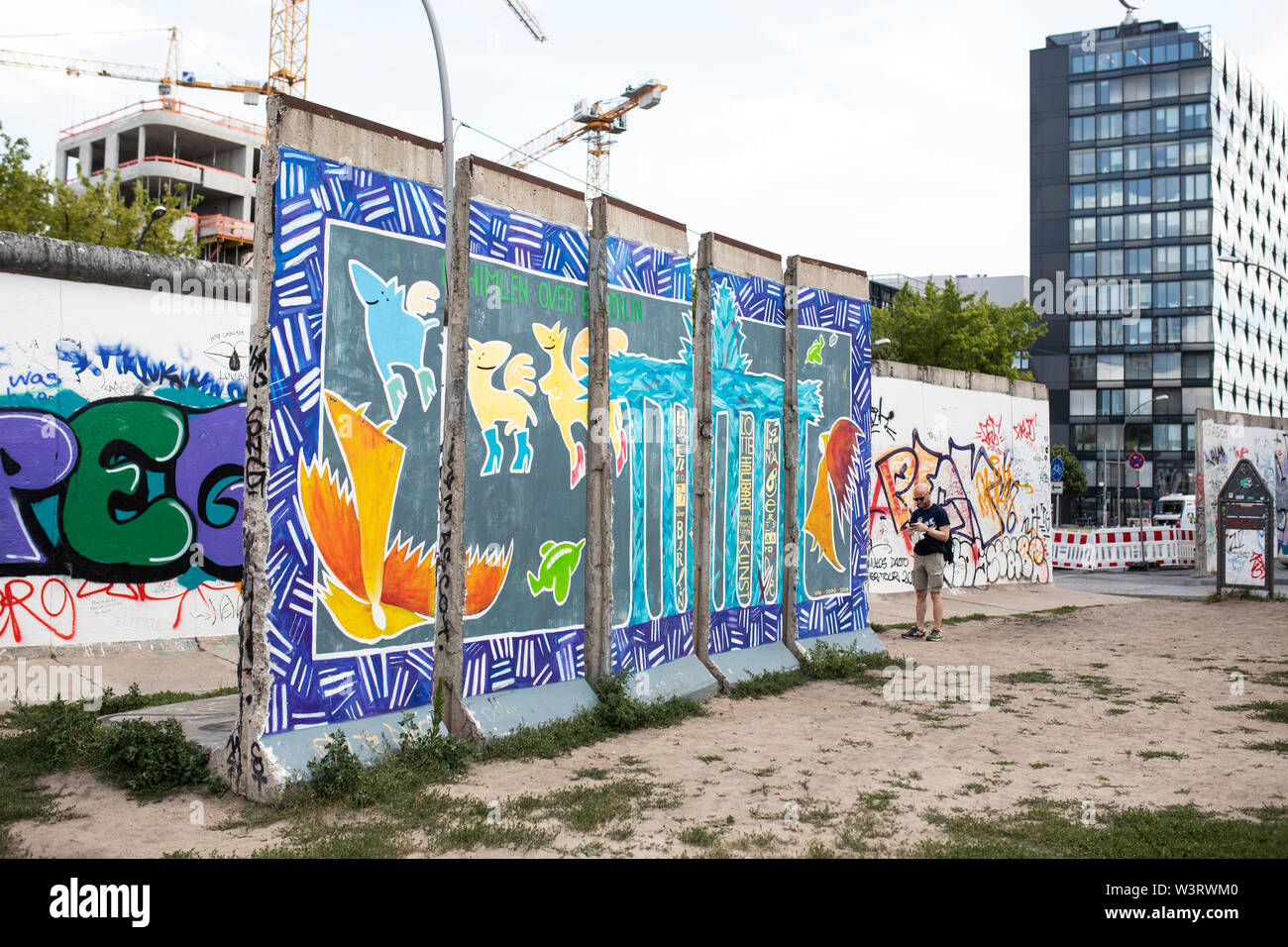 Street Art an der ehemaligen Berliner Mauer bildet die East Side Gallery in der Muhlenstraße in Berlin. Stockfoto