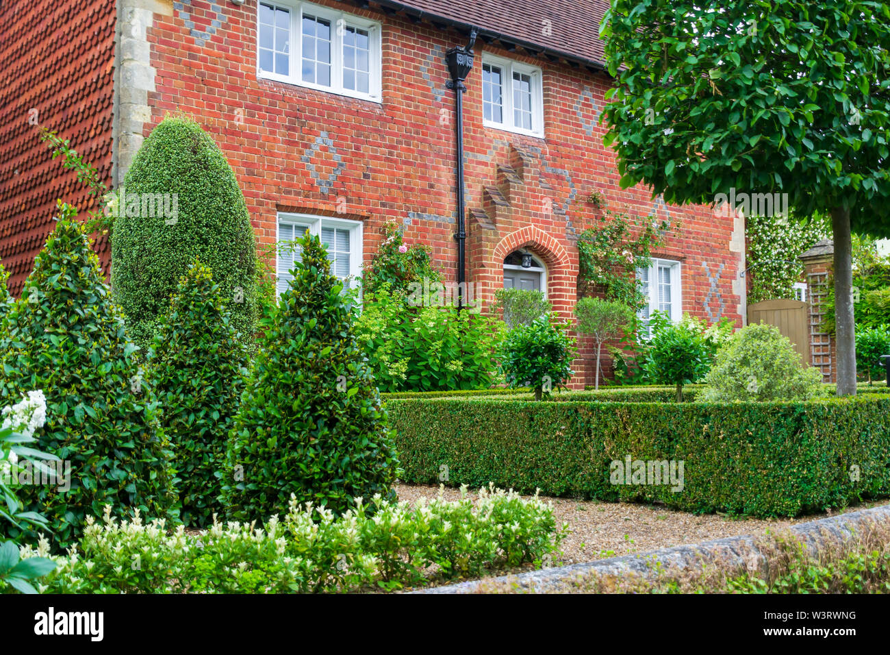 Die Aussicht auf ein schönes Haus mit Garten und die vordere Tür in England Stockfoto