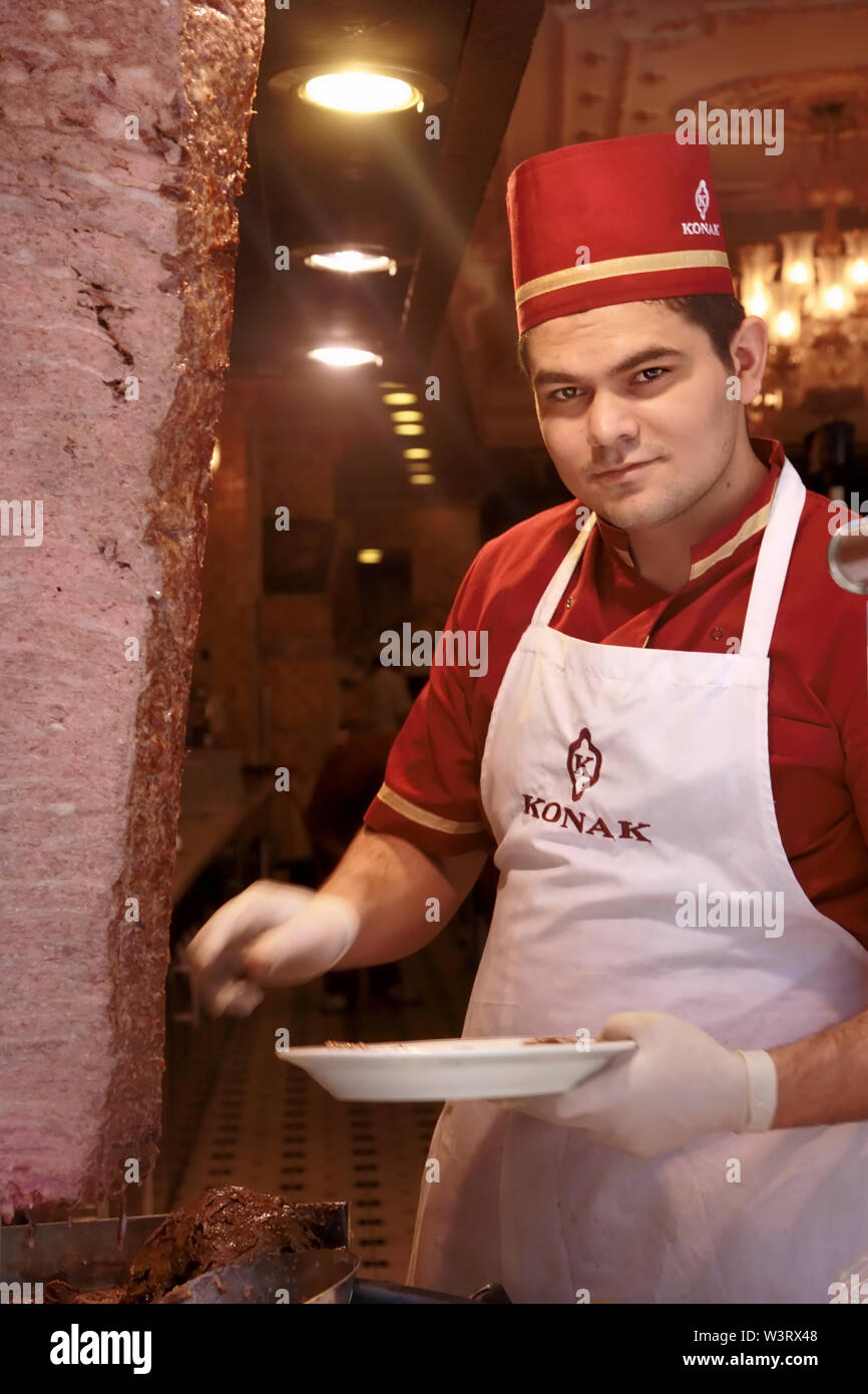 Mann, schneiden Fleisch im Konak Restaurant auf der Istiklal Caddesi in Istanbul Türkei Stockfoto