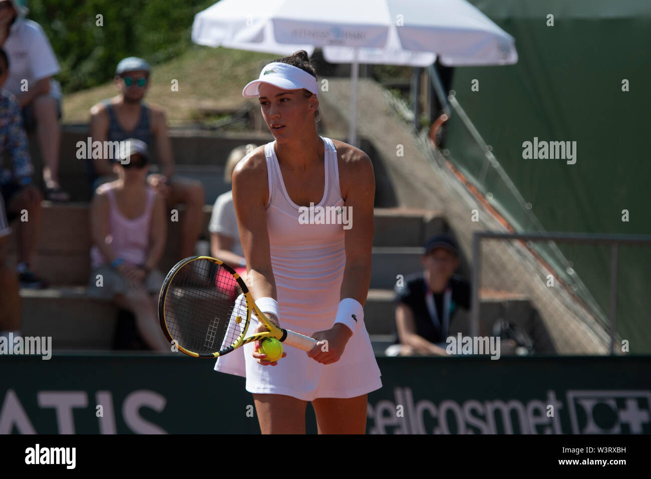 Lausanne, Schweiz. 17. Juli, 2019. Lausanne-Switzerland, 17.07.2019: Bernarda Pera der Vereinigten Staaten die reparieren gegen Caroline Garcia von Frankreich während des Spiels in der 8. Runde der singles Frauen an der Ladies Open Lausanne 2019, WTA Credit: Eric Dubost/Pacific Press/Alamy Leben Nachrichten dienen. Stockfoto