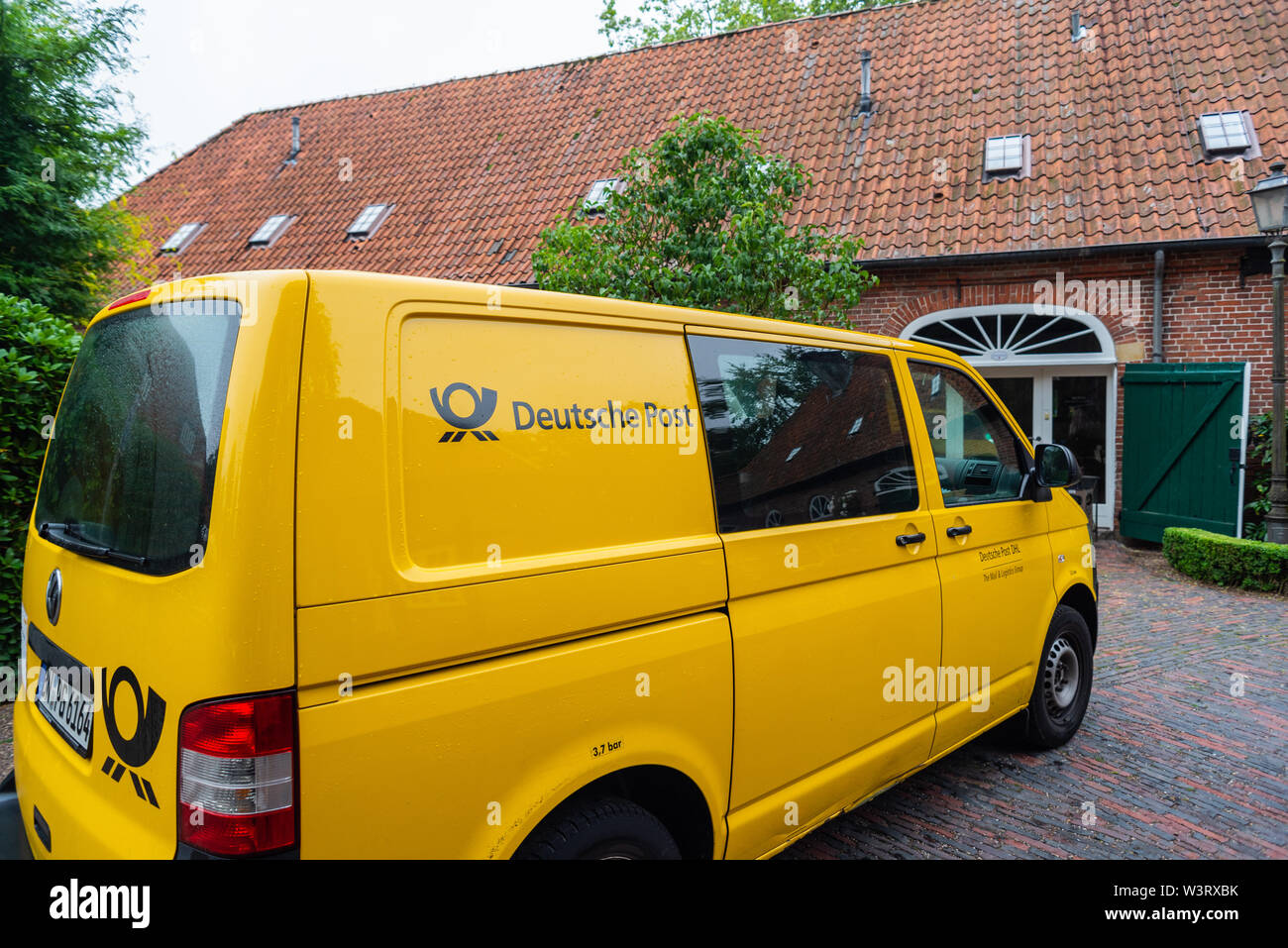 Hude, Niedersachsen, Deutschland - Juli 13, 2019 Klosterruine mit einem Post bus Hude - Bilder Stockfoto