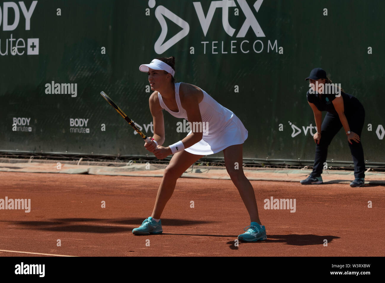 Lausanne, Schweiz. 17. Juli, 2019. Lausanne-Switzerland, 17.07.2019: Bernarda Pera der Vereinigten Staaten ist die Vorbereitung gegen Caroline Garcia von Frankreich während des Spiels in der 8. Runde der singles Frauen an der Ladies Open Lausanne 2019, WTA Credit: Eric Dubost/Pacific Press/Alamy Leben Nachrichten zurückzukehren. Stockfoto