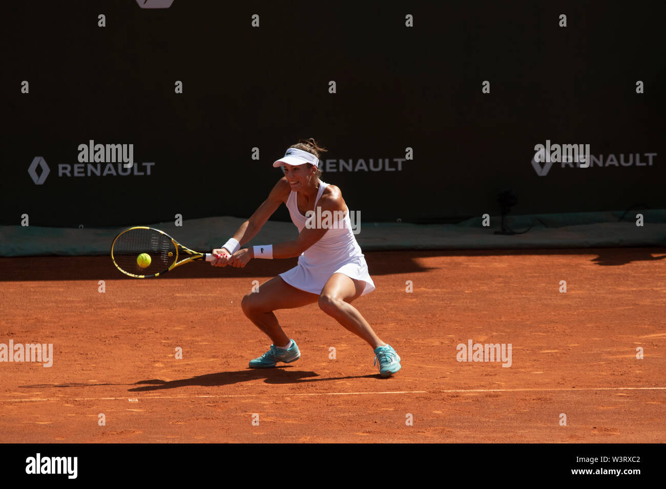 Lausanne, Schweiz. 17. Juli, 2019. Lausanne-Switzerland, 17.07.2019: Bernarda Pera der Vereinigten Staaten, die einen Rückschlag gegen Caroline Garcia von Frankreich während des Spiels in der 8. Runde der singles Frauen an der Ladies Open Lausanne 2019, WTA Credit: Eric Dubost/Pacific Press/Alamy leben Nachrichten Stockfoto