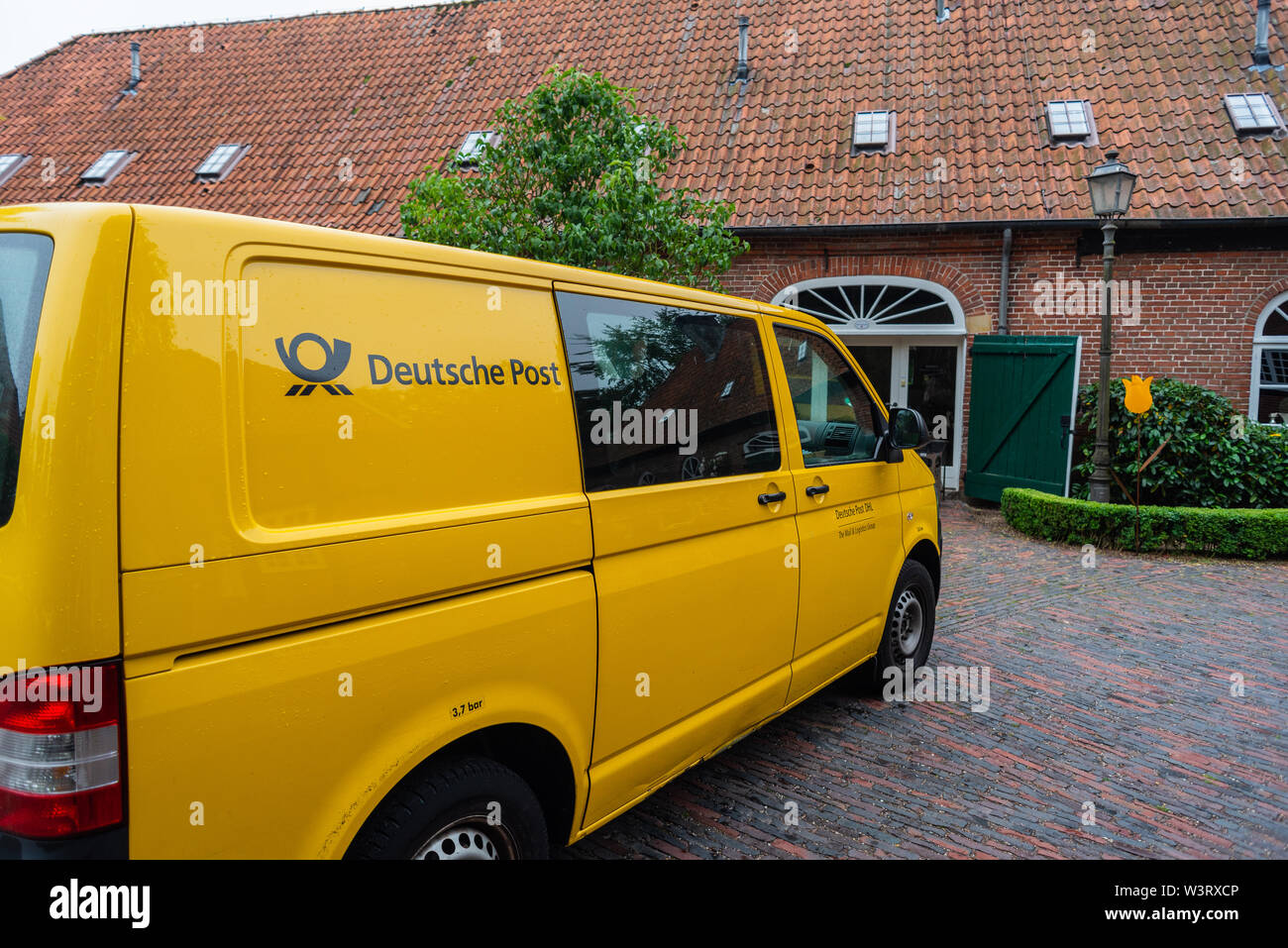 Hude, Niedersachsen, Deutschland - Juli 13, 2019 Klosterruine mit einem Post bus Hude - Bilder Stockfoto
