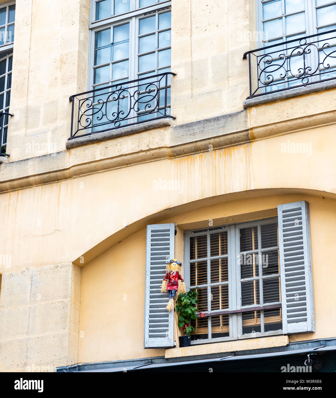 Paris, Frankreich, Puppe und Blumen Dekoration in Fenster mit Fensterläden Stockfoto