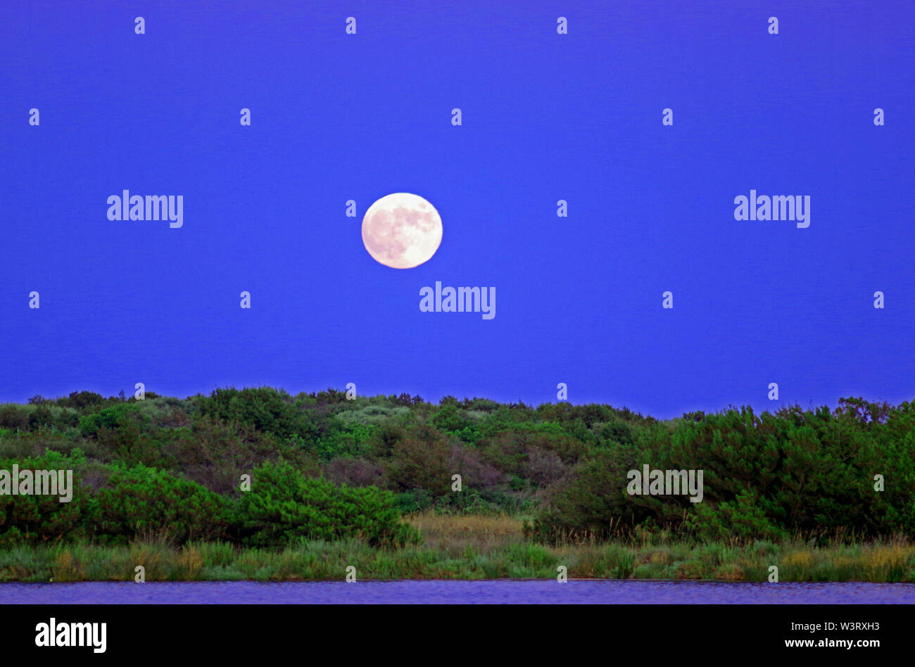 Der Mond steigt auf dem Teich von San Teodoro, Sardinien, Italien Stockfoto