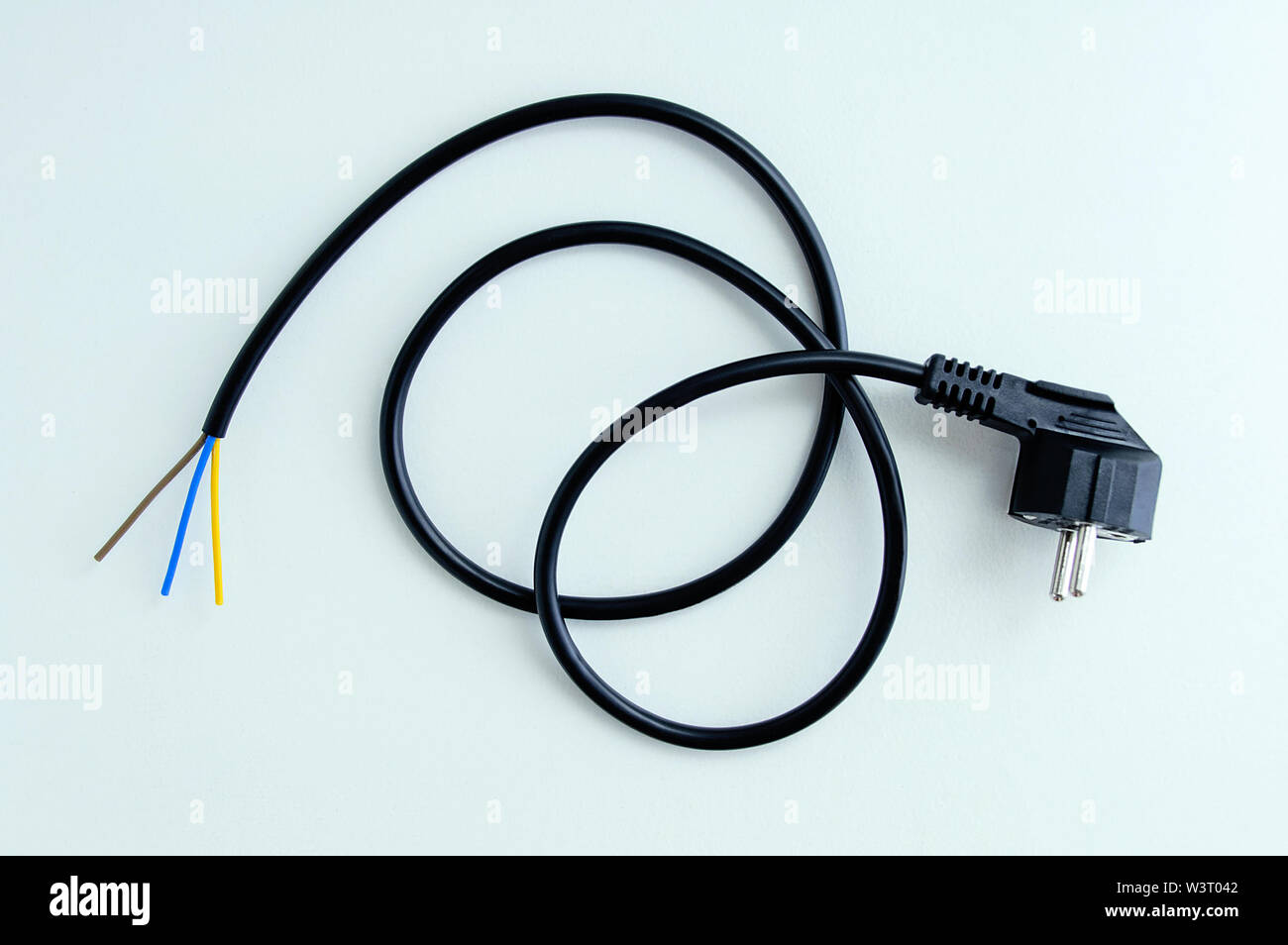 Elektrische schwarzen Kabel und Schukostecker. Weißer Hintergrund. Stockfoto