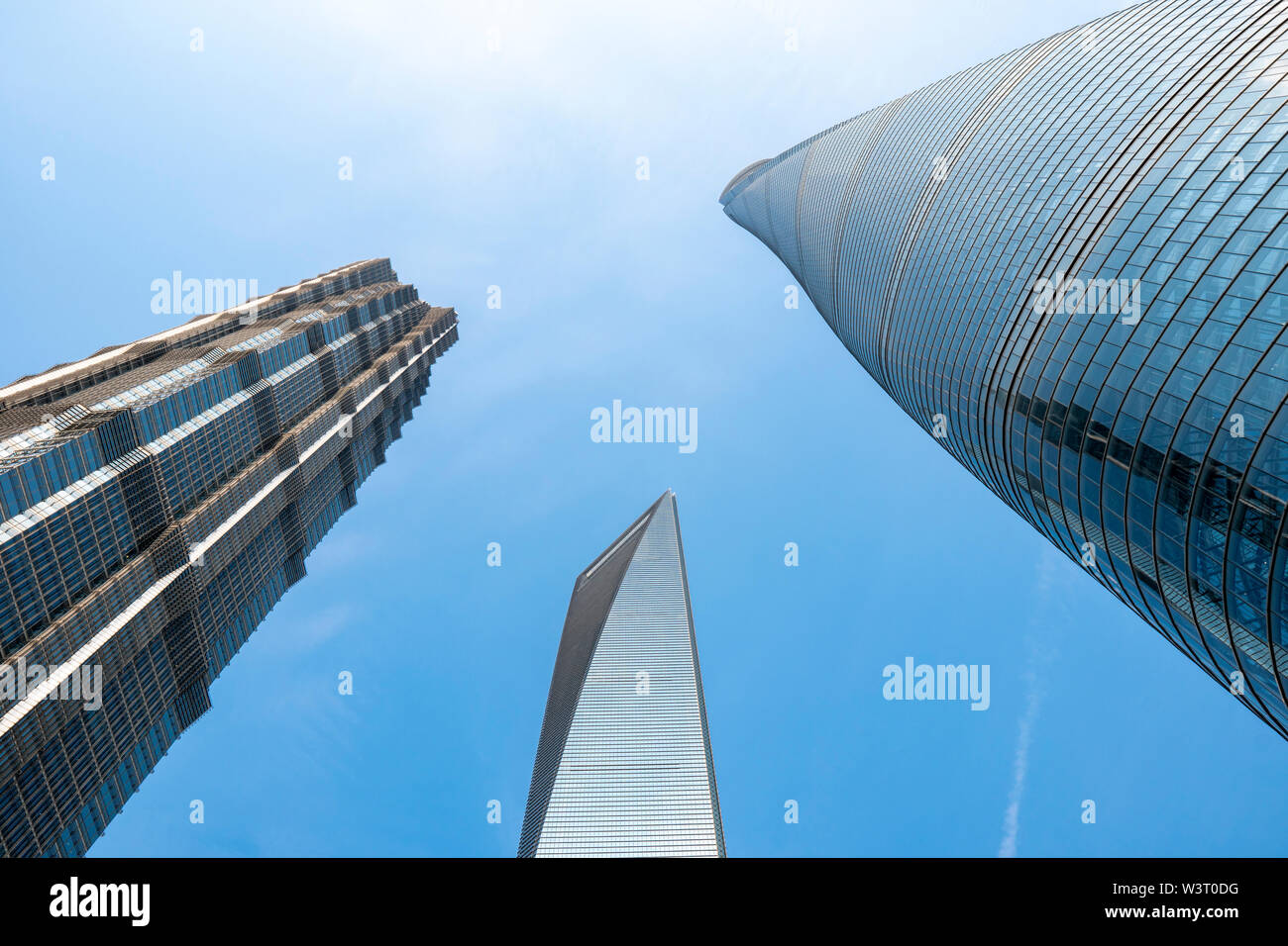 Shanghai, China - 8. Mai 2019: Shanghai Tower, World Financial Center und Jin Mao Tower in Shanghai. Das moderne Gebäude der Lujiazui. Diese sind. Stockfoto