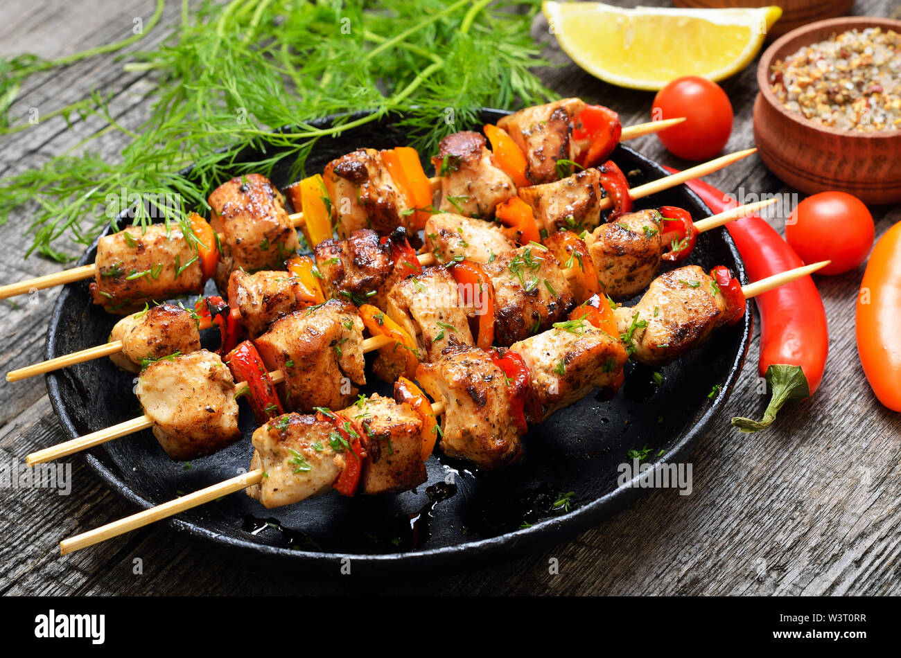 Chicken Kebab mit Gemüse in der Pfanne, bis in der Nähe Stockfoto