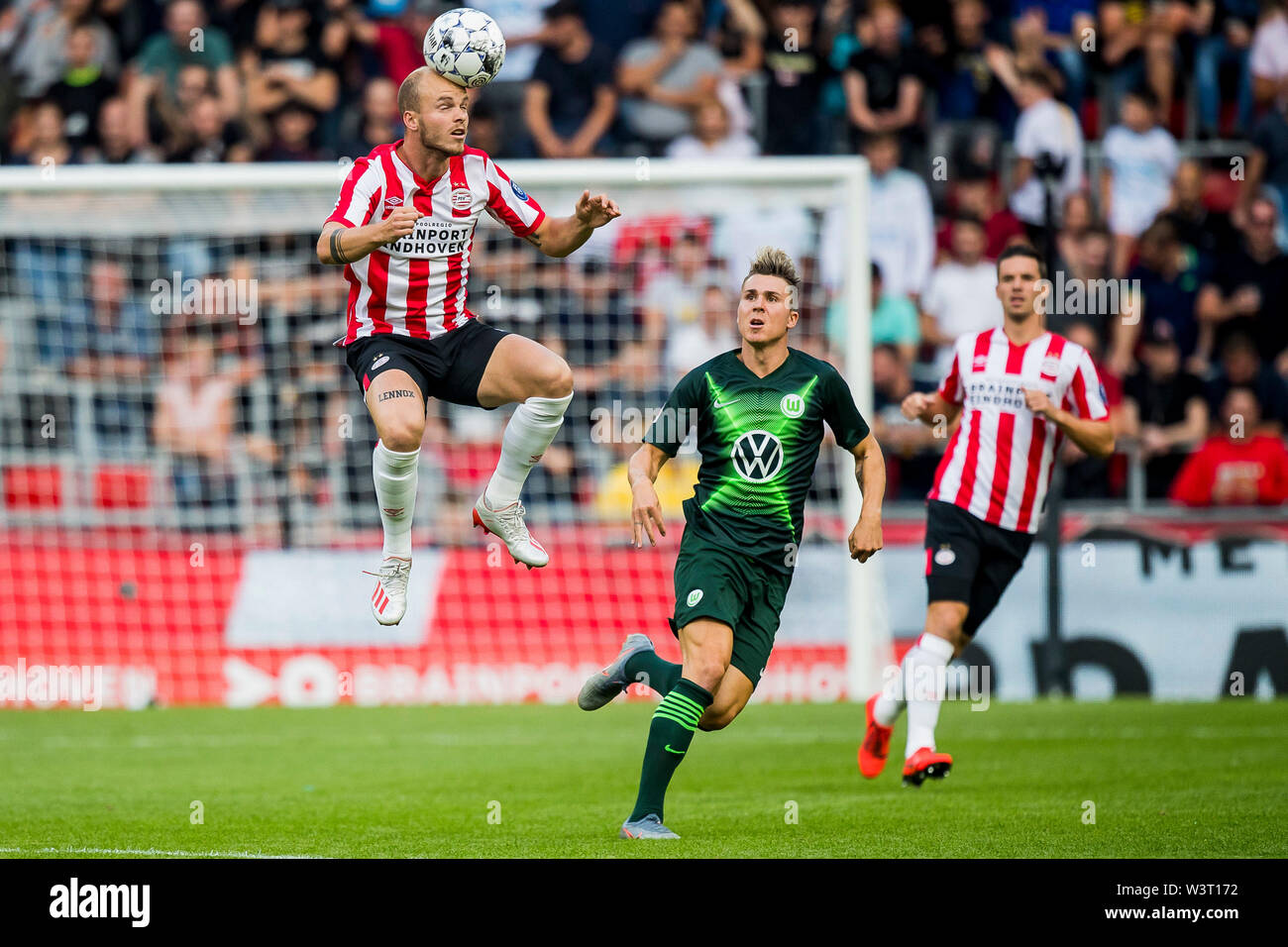 EINDHOVEN, PSV-VFL Wolfsburg, Freundschaftsspiel, Fußball, Eredivisie, Saison 2019-2020, 17-7-2019, Philips Stadion, PSV-player Jorrit Hendrix (L), VFL Wolfsburg Spieler Felix Klaus (M), PSV-player Nick Viergever (R) Credit: Pro Schüsse/Alamy leben Nachrichten Stockfoto