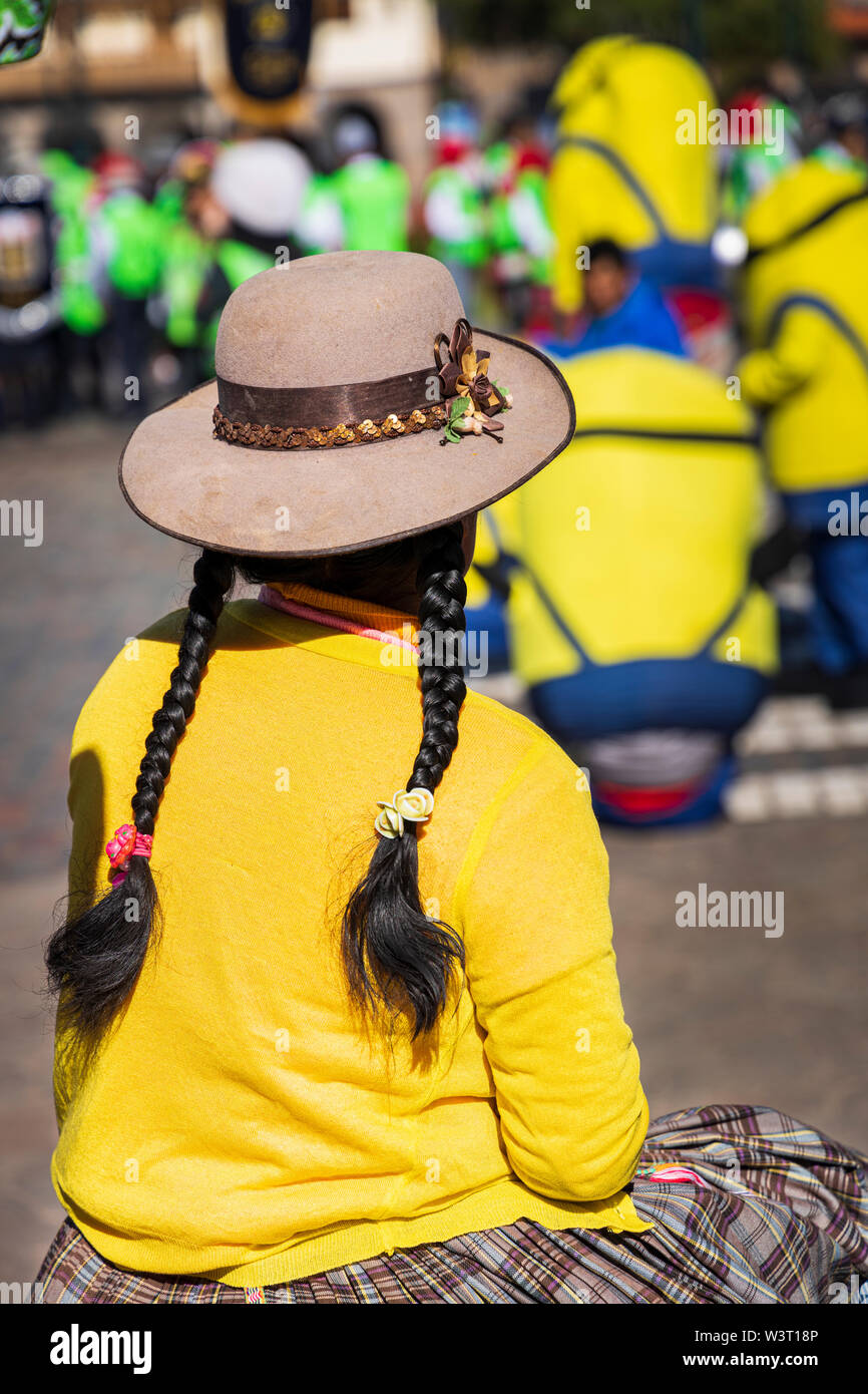 Frau mit schwarzen Pigtails Frisur, Filzhut und gelbe Jacke, Cusco, Peru, Südamerika Stockfoto