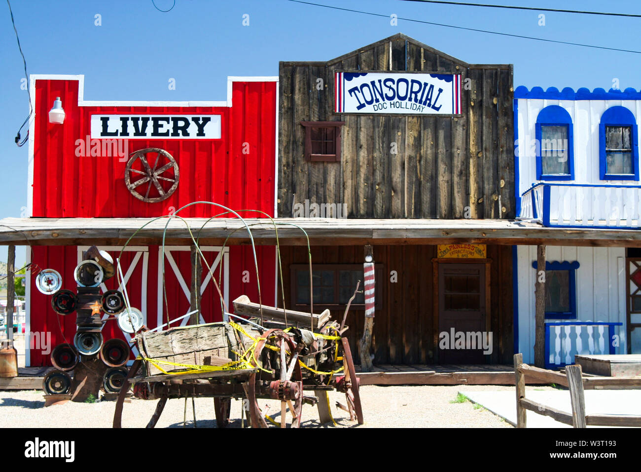 SELIGMAN (Arizona), USA - 14. AUGUST. 2009: Blick auf die historische wild west Fassade mit livree und tonsorial von Doc Holliday Stockfoto