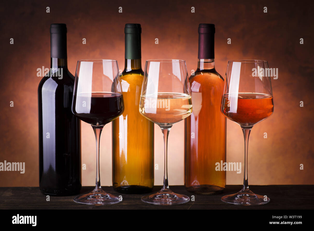 Arten von Wein in Flaschen und Gläser, Rot, Weiß und Rosé Wein auf rustikalen Holztisch Stockfoto