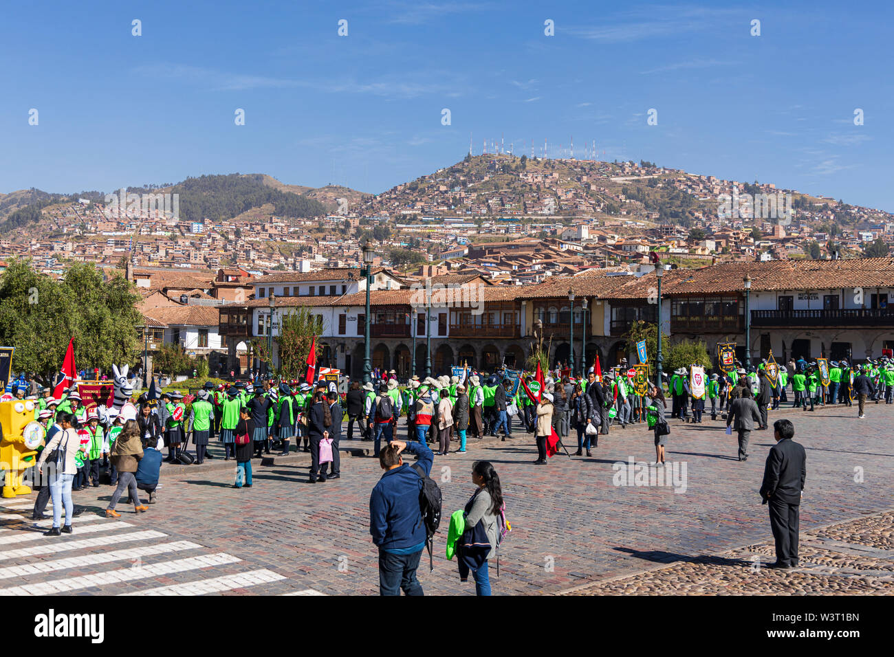 Sammeln von Militär und Polizei in der Plaza de Armas in Cusco, Peru, Südamerika Stockfoto