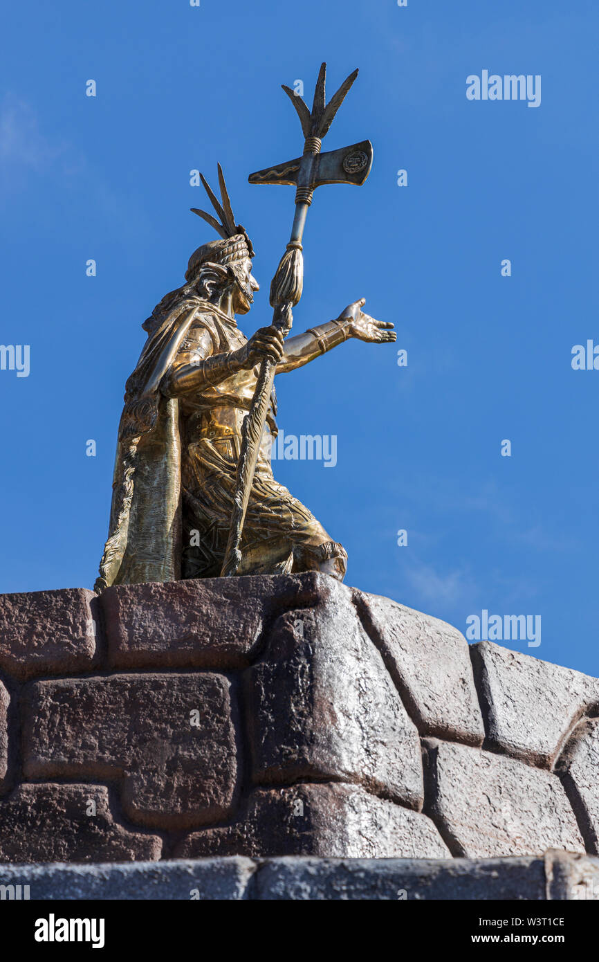 Goldene Statue von Pachacuti Inca Führer, in der Plaza de Armas, dem Hauptplatz, Cusco, Peru, Südamerika Stockfoto