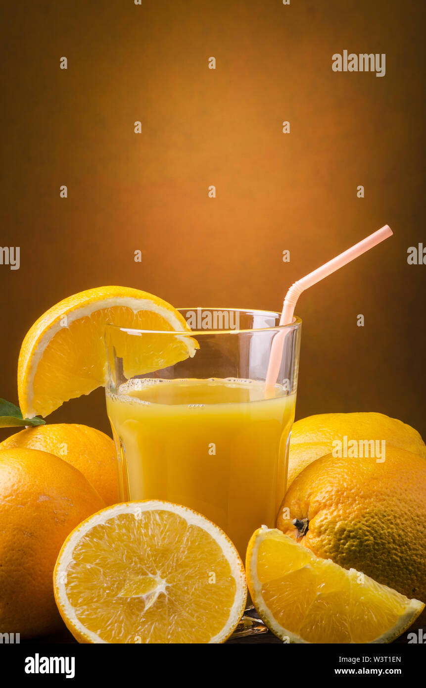 Blond Orangen und Orangensaft in ein Glas mit Strohhalm zu trinken Stockfoto