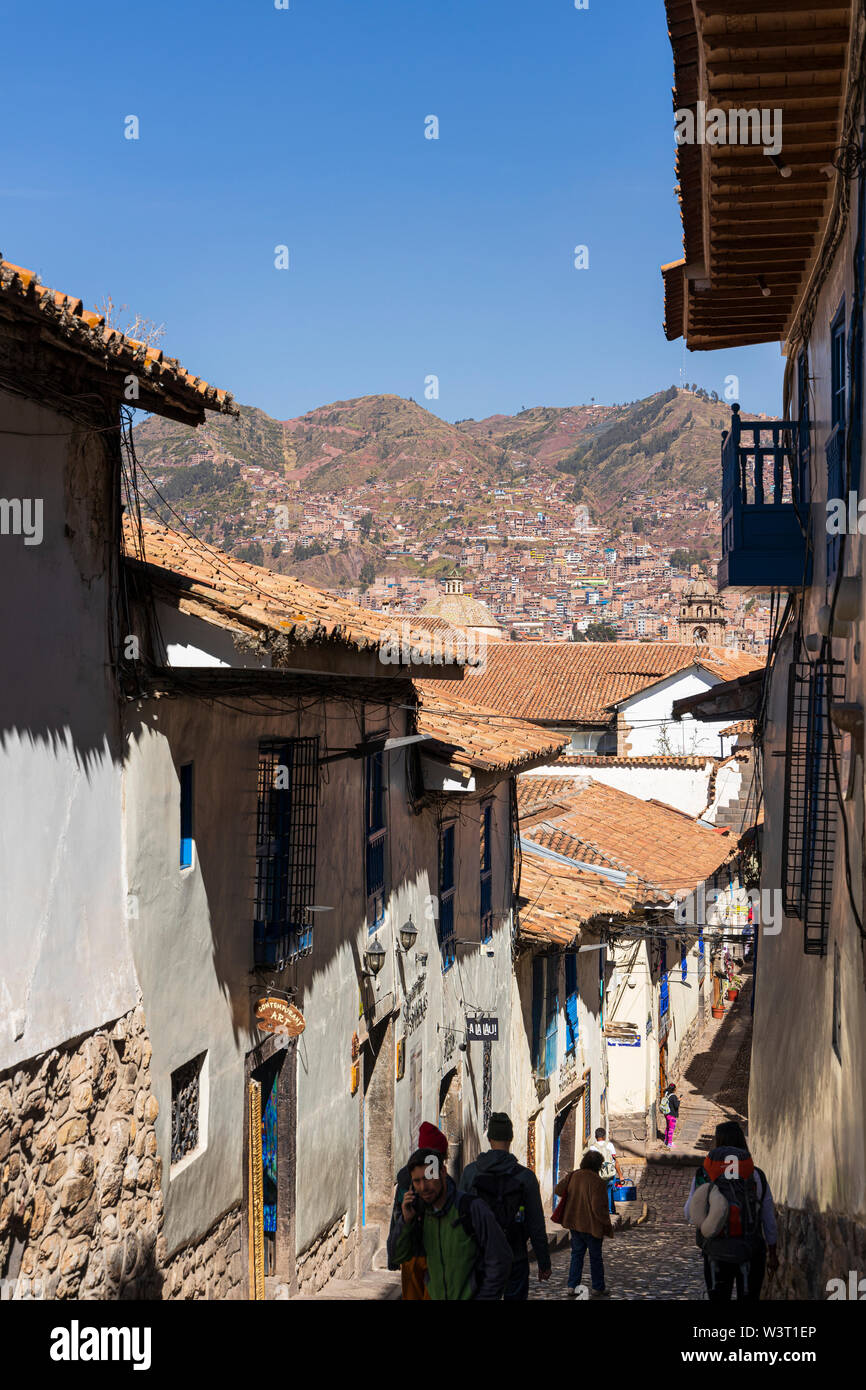 Blick auf die Straßen und Dächer zu den Hügeln in Cusco, Peru, Südamerika Stockfoto