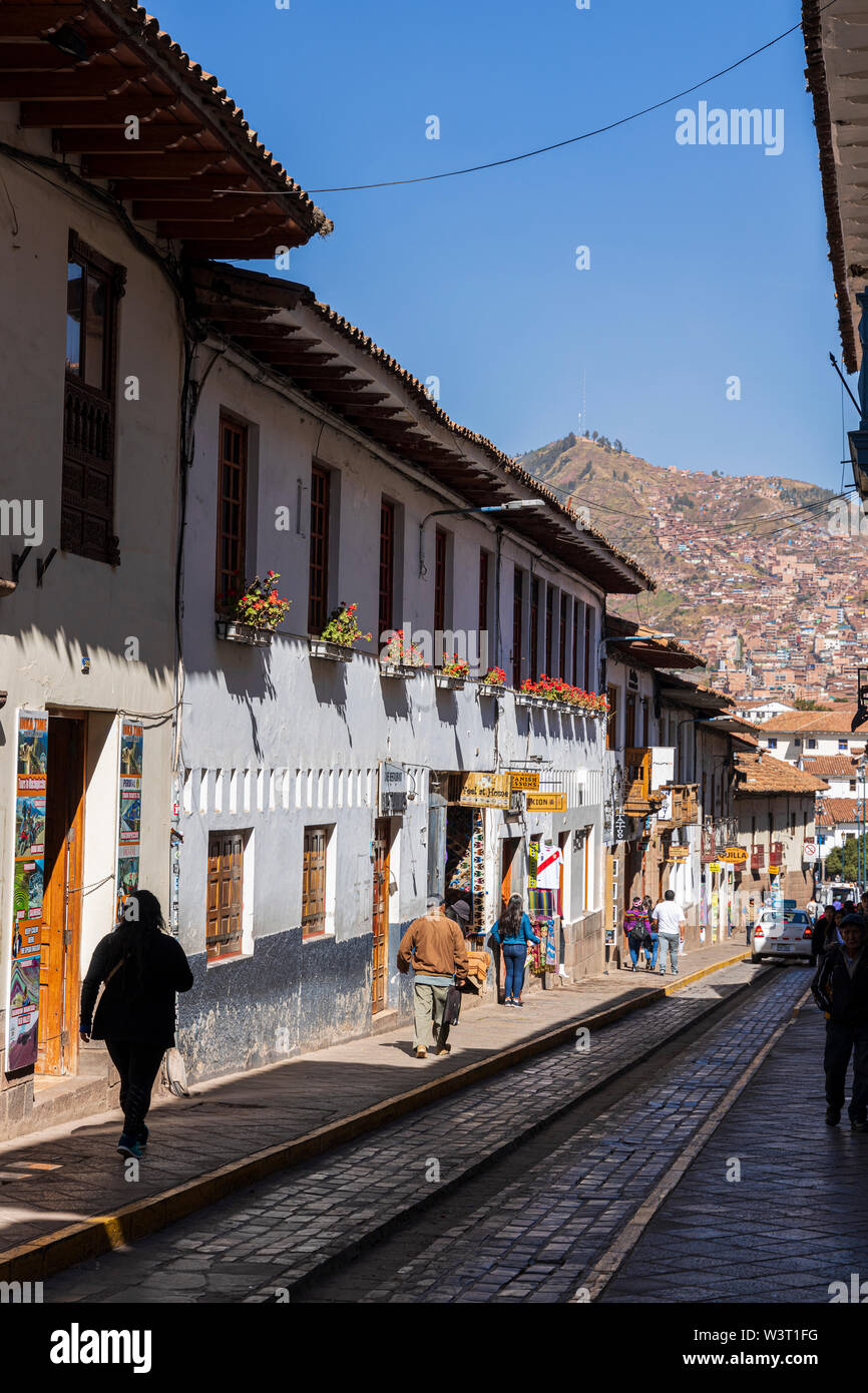 Geschäfte und Fußgänger auf der Calle Triunfo in Cusco, Peru, Südamerika Stockfoto