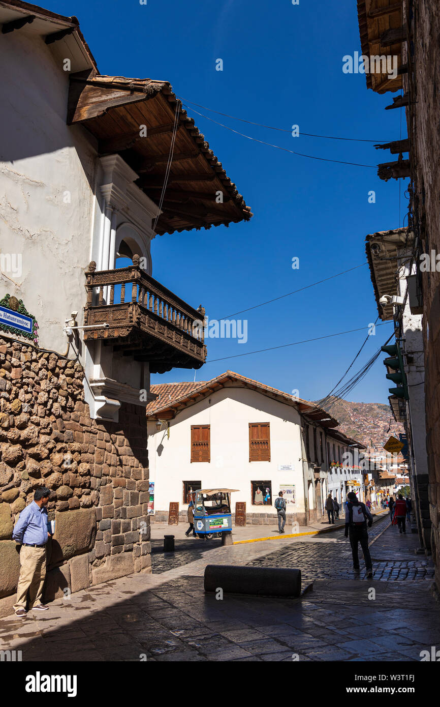 Holzbalkon auf der Ecke der Calle Hatunrumiyoc in Cusco, Peru, Südamerika Stockfoto