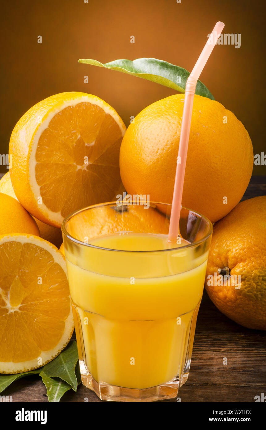 Blond Orangen und Orangensaft in ein Glas mit Strohhalm zu trinken Stockfoto