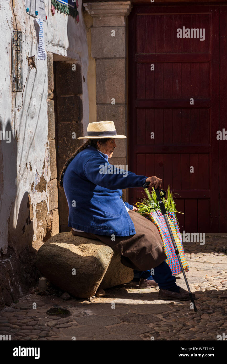 Alte Dame auf der Straße in Cusco, Peru, Südamerika Stockfoto