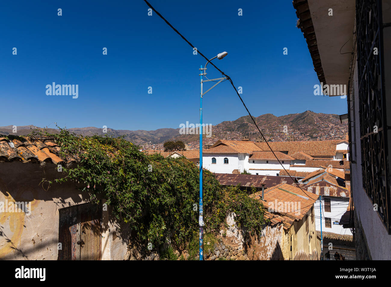 Blick auf die Straßen und Dächer zu den Hügeln in Cusco, Peru, Südamerika Stockfoto