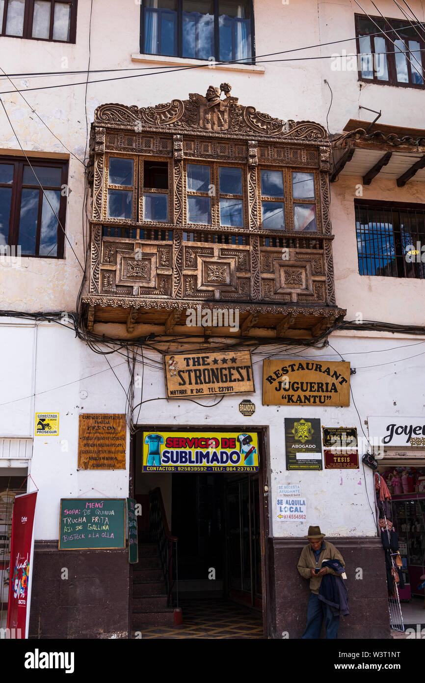 Kunstvoll geschnitzten hölzernen Balkon im kolonialen Stil in Cusco, Peru, Südamerika Stockfoto