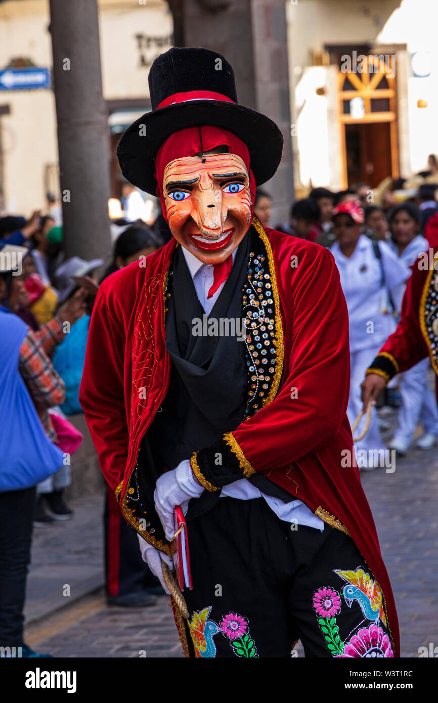 Die Tänzer tragen große Nase Wapuri Masken in einer Straße Prozession in Cusco, Peru, Südamerika Stockfoto