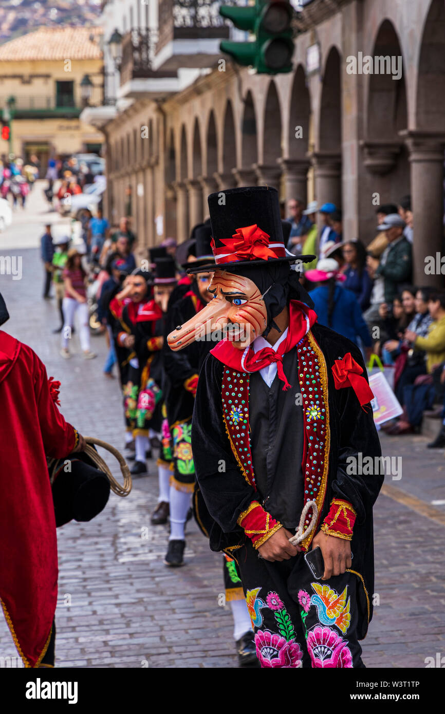 Die Tänzer tragen große Nase Wapuri Masken in einer Straße Prozession in Cusco, Peru, Südamerika Stockfoto