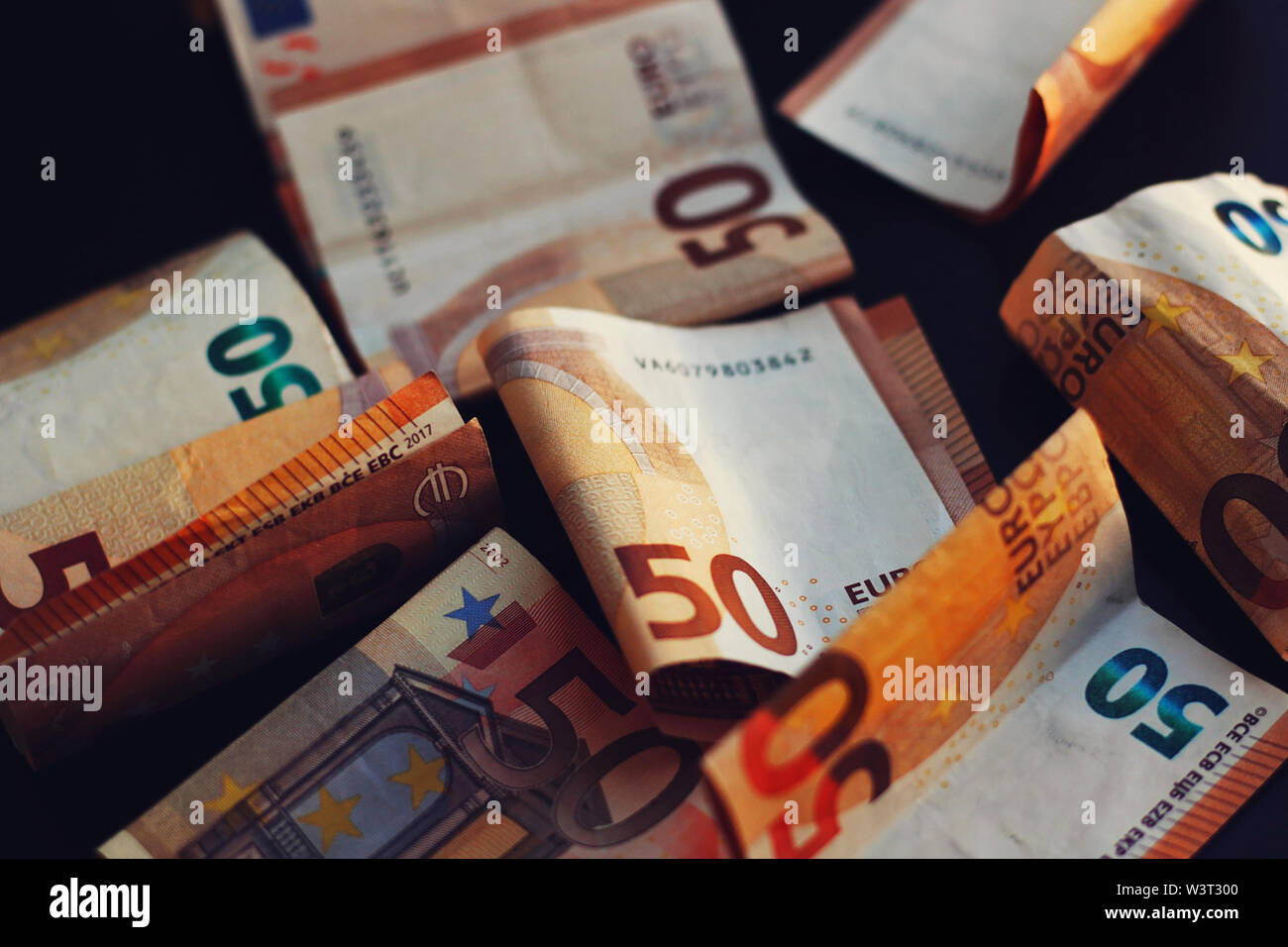 Euro-banknoten auf einem schwarzen Hintergrund. Stockfoto