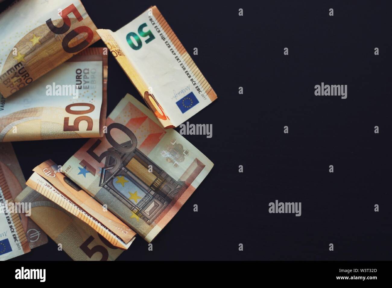 Banknoten auf einem schwarzen Hintergrund. Stockfoto